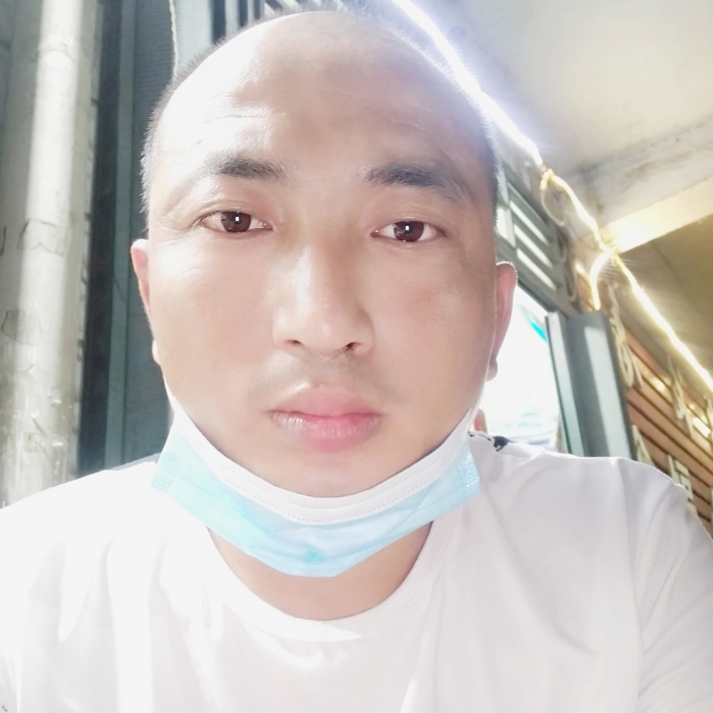 等待漫步溪流的照片