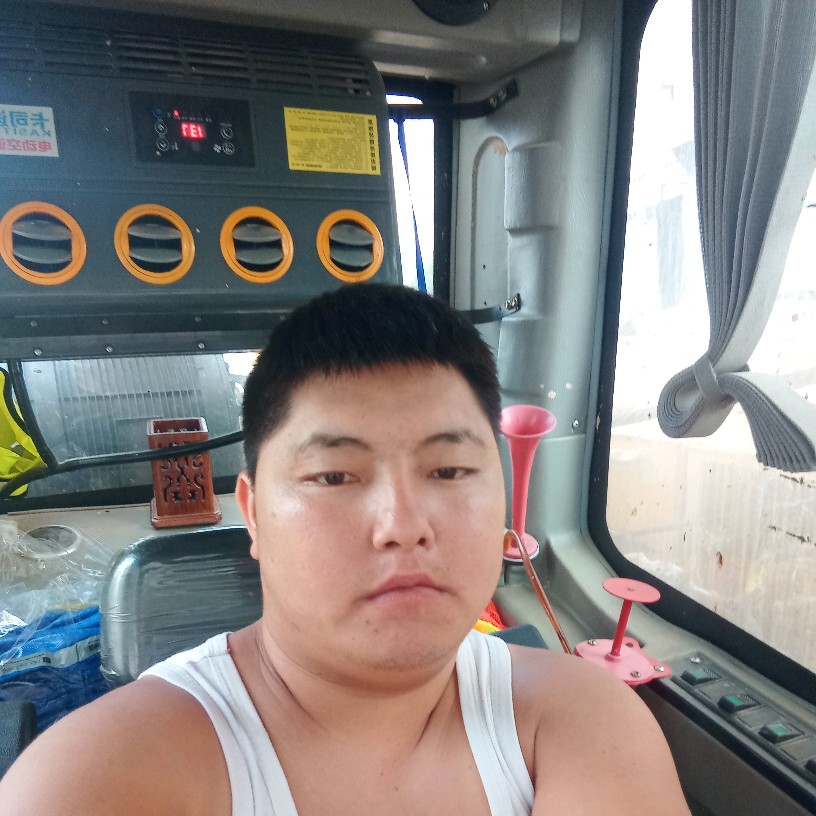 现代打蓝天的照片