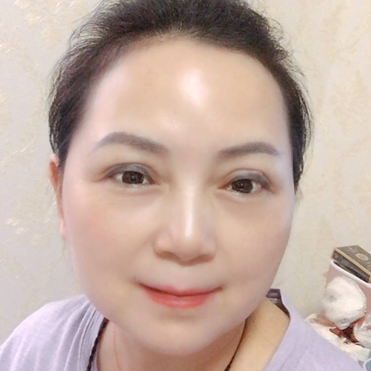 跳跃回眸小松鼠的照片