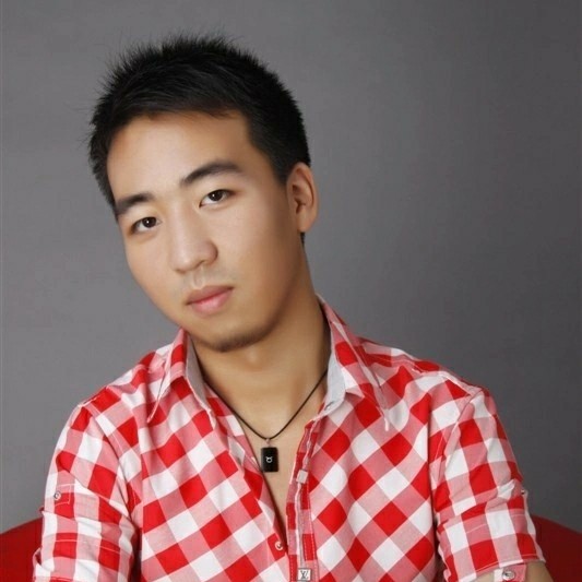 用勺吃面条儿的照片