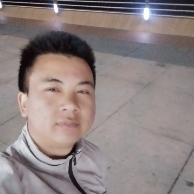 抽着烟，徘徊街头的照片