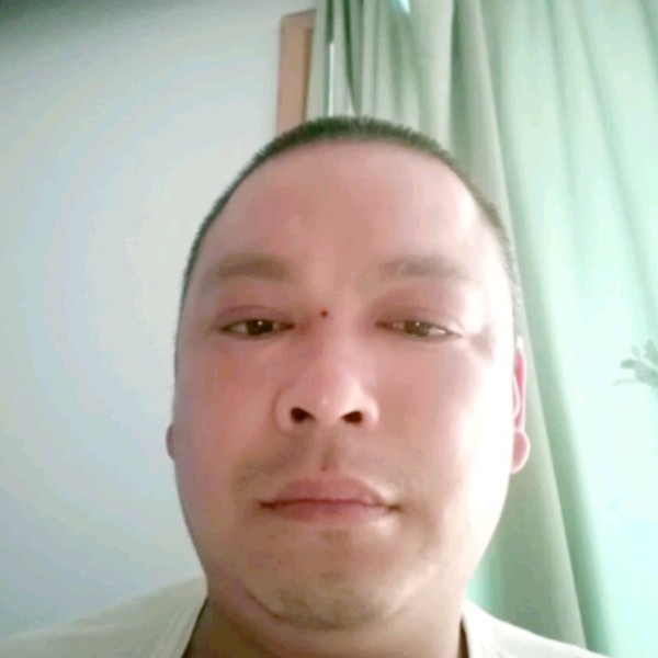 蹙眉剪影的照片