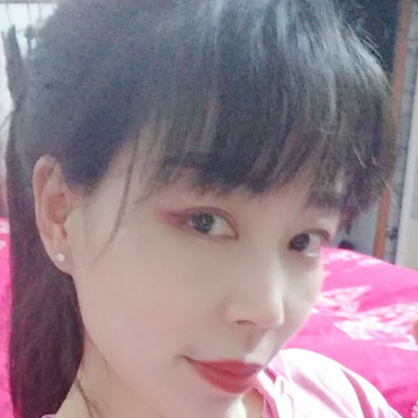 魁梧挽手机器猫的照片