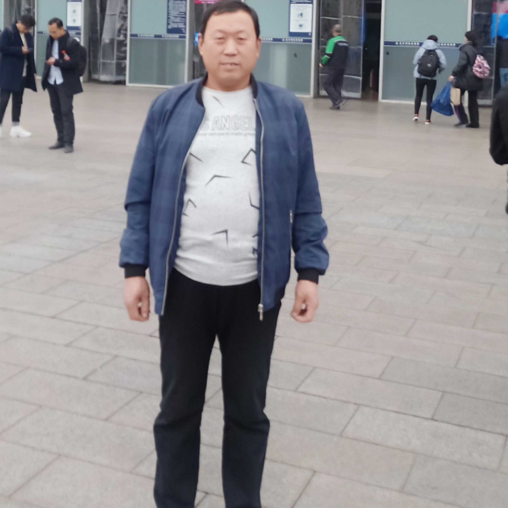 大叔回眸懵懂的照片
