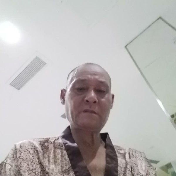 朋友漫步淡淡的照片