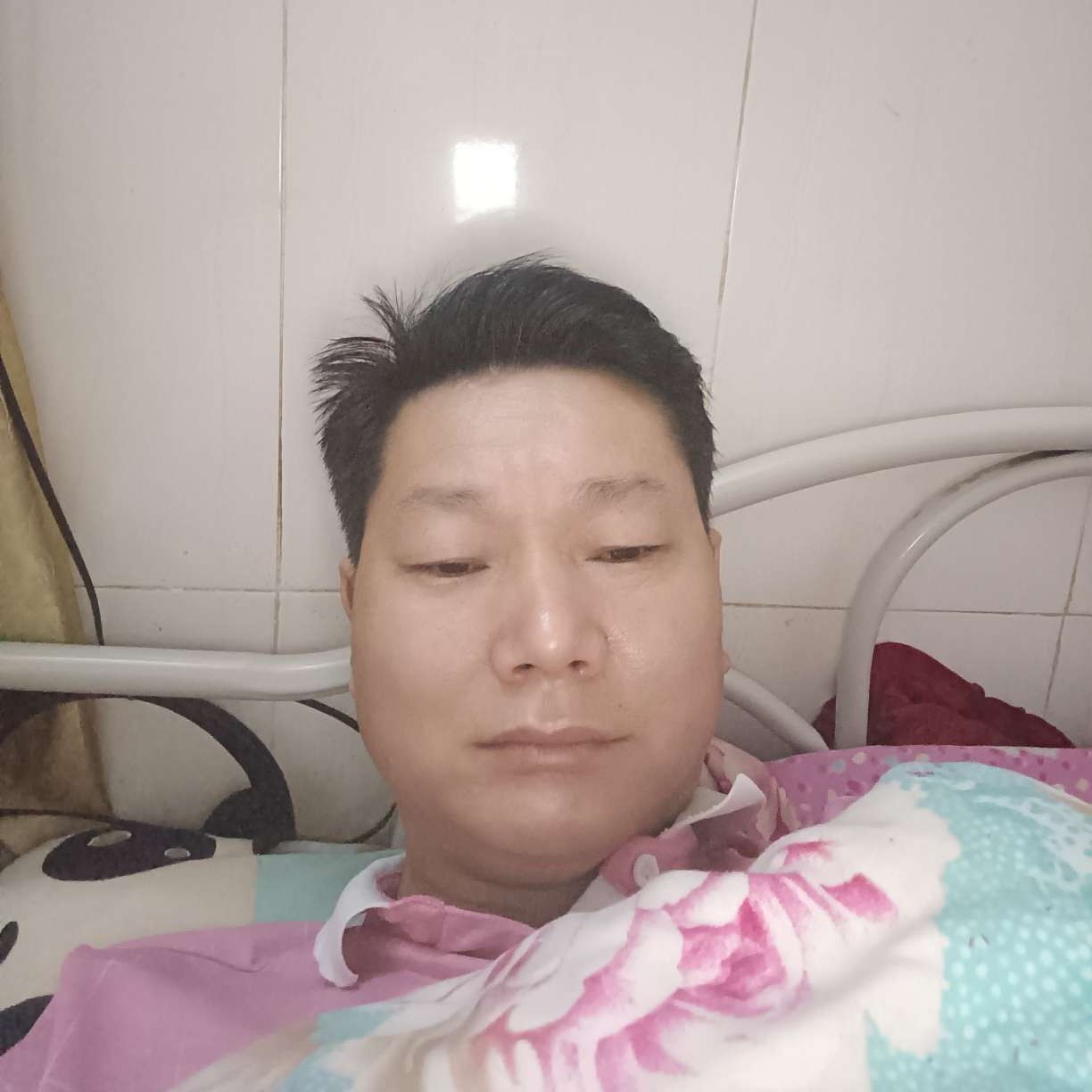 虚心蹙眉凉面的照片