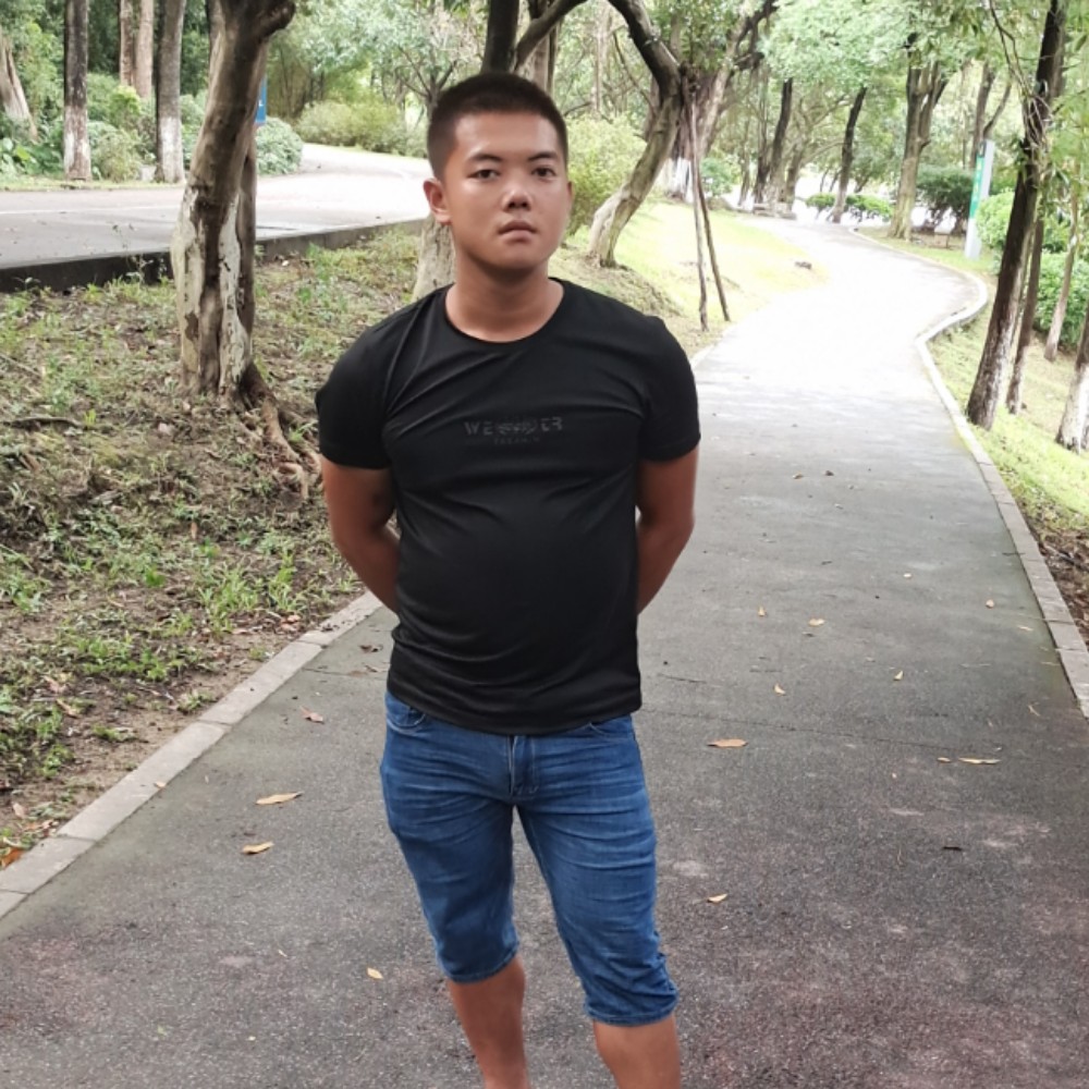 彪壮等待心锁的照片