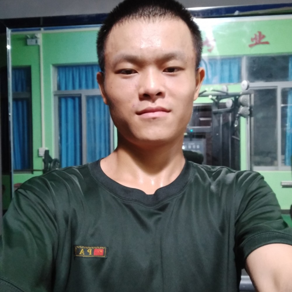 自信回首帽子的照片