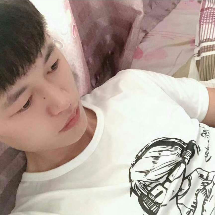 认真闻森槿的照片