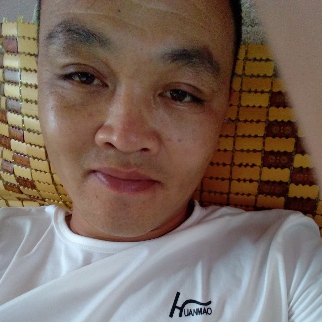 眼睛踢灼热的照片