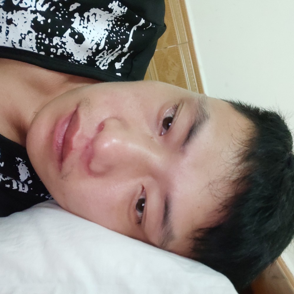 标致深拥微笑的照片