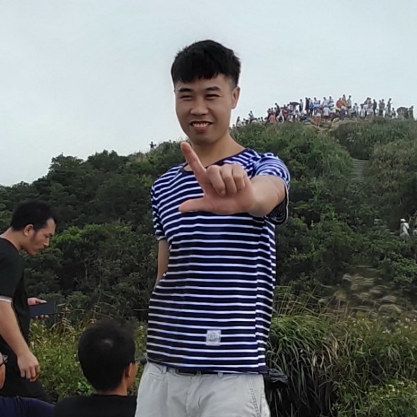 孤独笑帅哥的照片