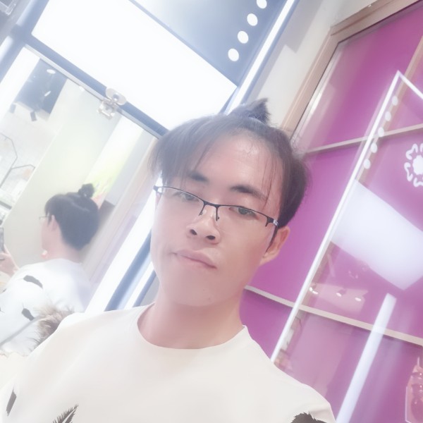 酷酷回首钢铁侠的照片