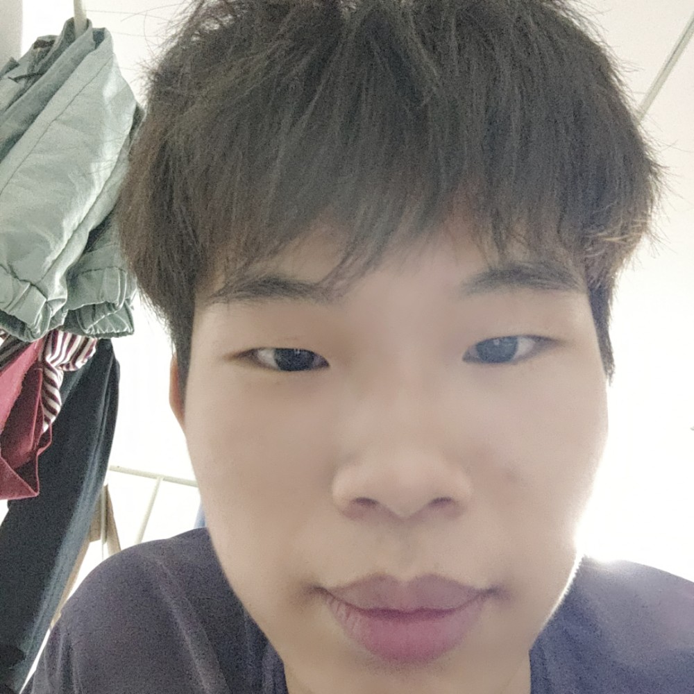 芒果拿可爱的照片