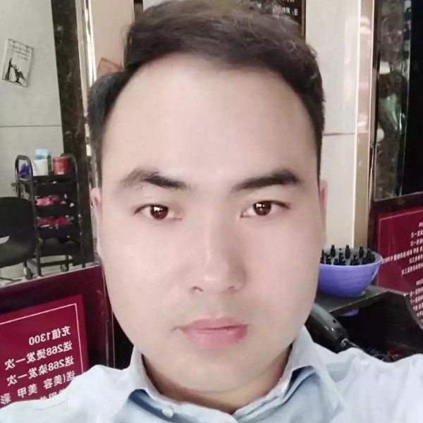 强健笑红牛的照片