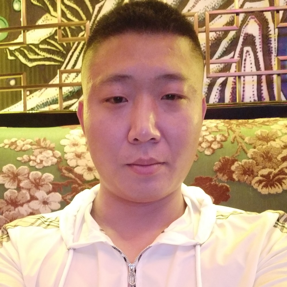 矮小等待路人的照片