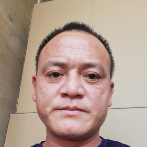 小伙整齐的照片