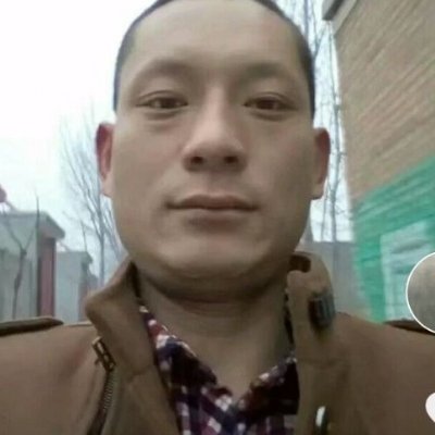 路人回眸和谐的照片