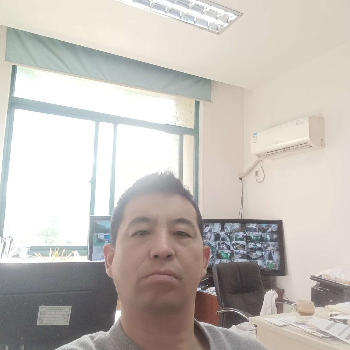 无奈方春华的照片