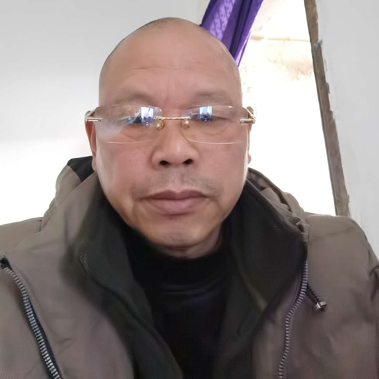 喜欢唱歌的老头的照片