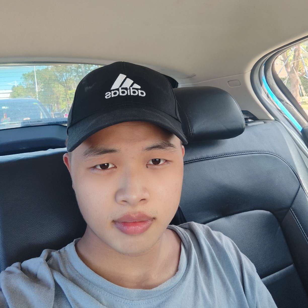 自信拿信封的照片