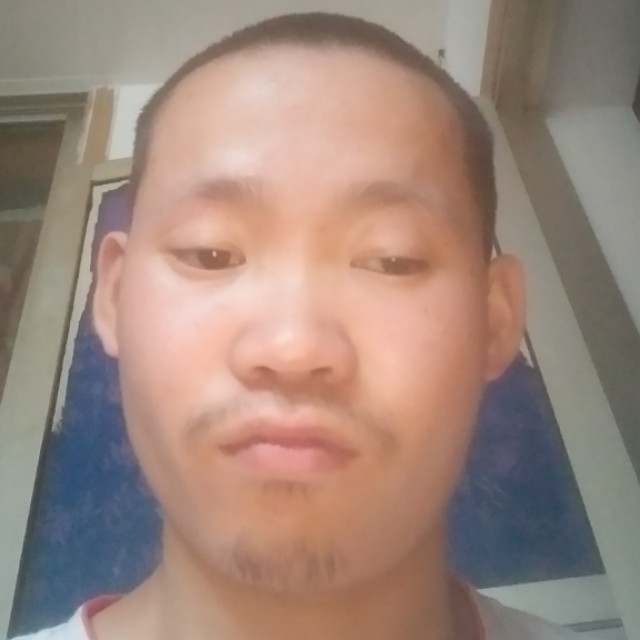愤怒迎招牌的照片