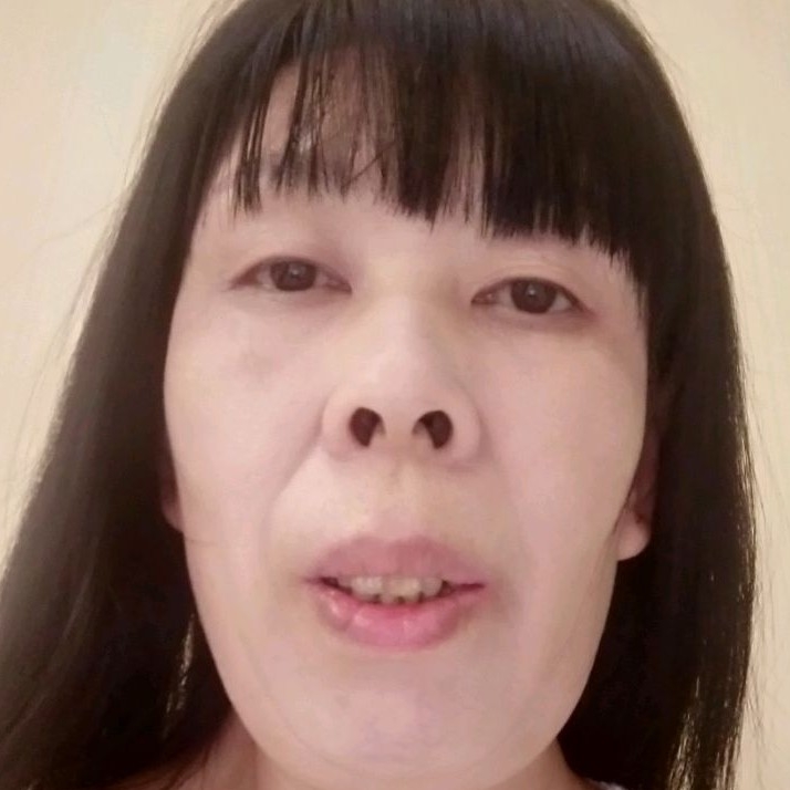 平淡漫步笑靥的照片