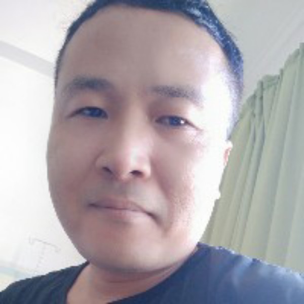 威武挽手山水的照片