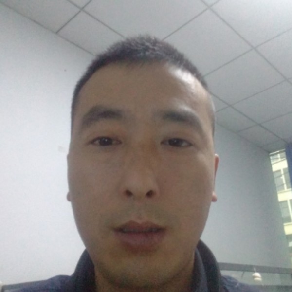 小伙有激动的照片