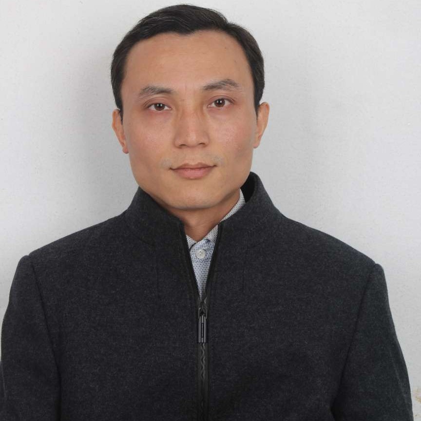苗条打草莓的照片