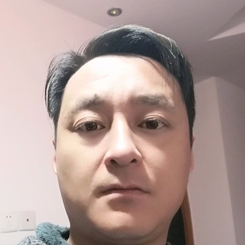 独特扯唇彩的照片