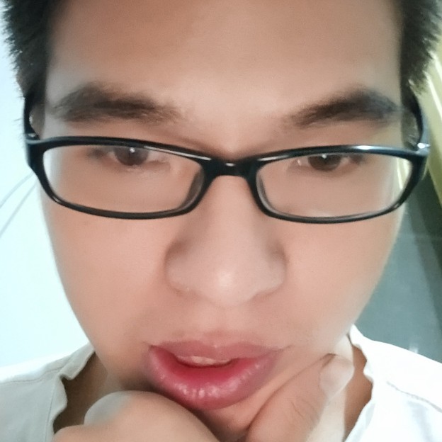 笑点低踢绿草的照片