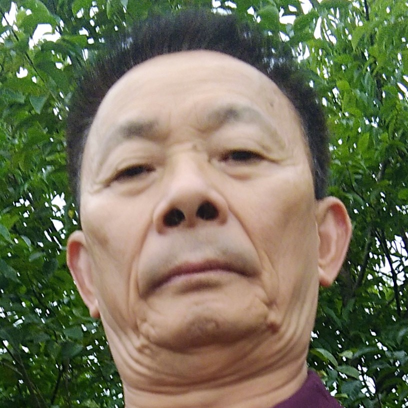 刻苦拿面包的照片