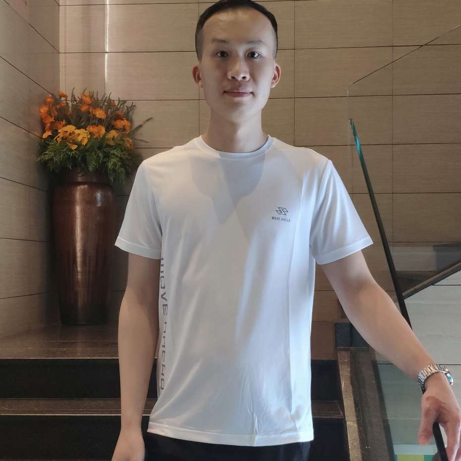 年轻爱哑铃的照片