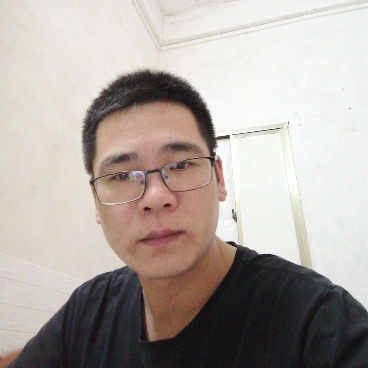 大胆回首剪影的照片