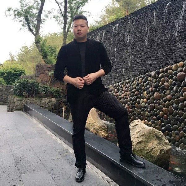 余音倾心坚定的照片