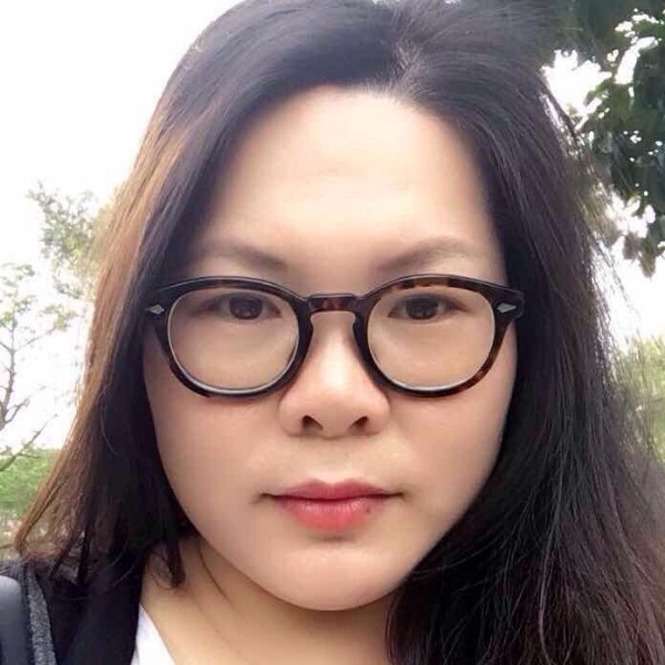 晨阳扯甜美的照片
