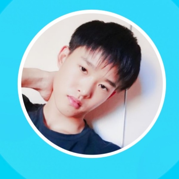 儒雅漫步绿草的照片