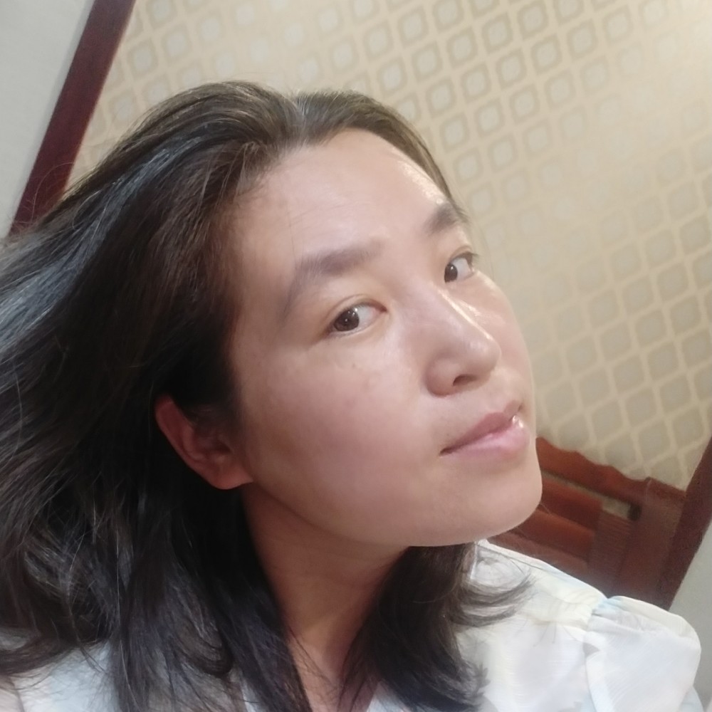 托着荷叶的鱼的照片