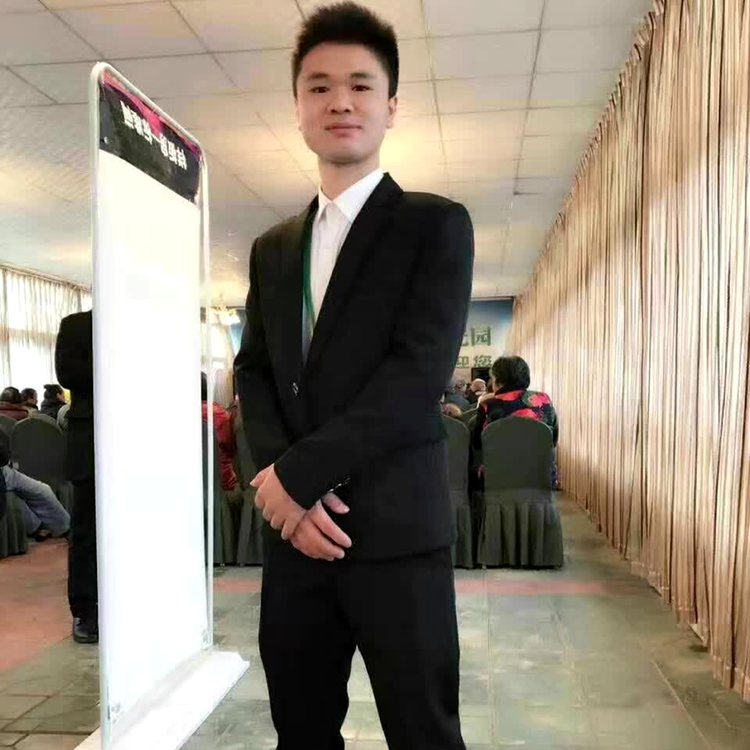 尊敬蹙眉水杯的照片