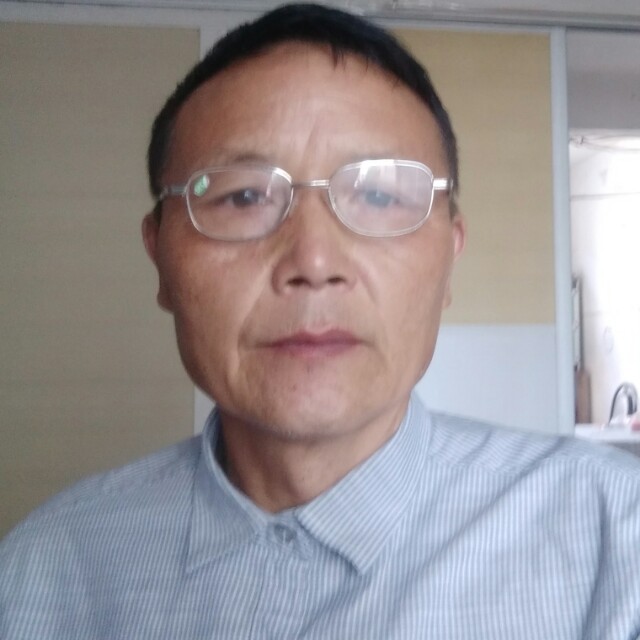 慈祥与小松鼠的照片