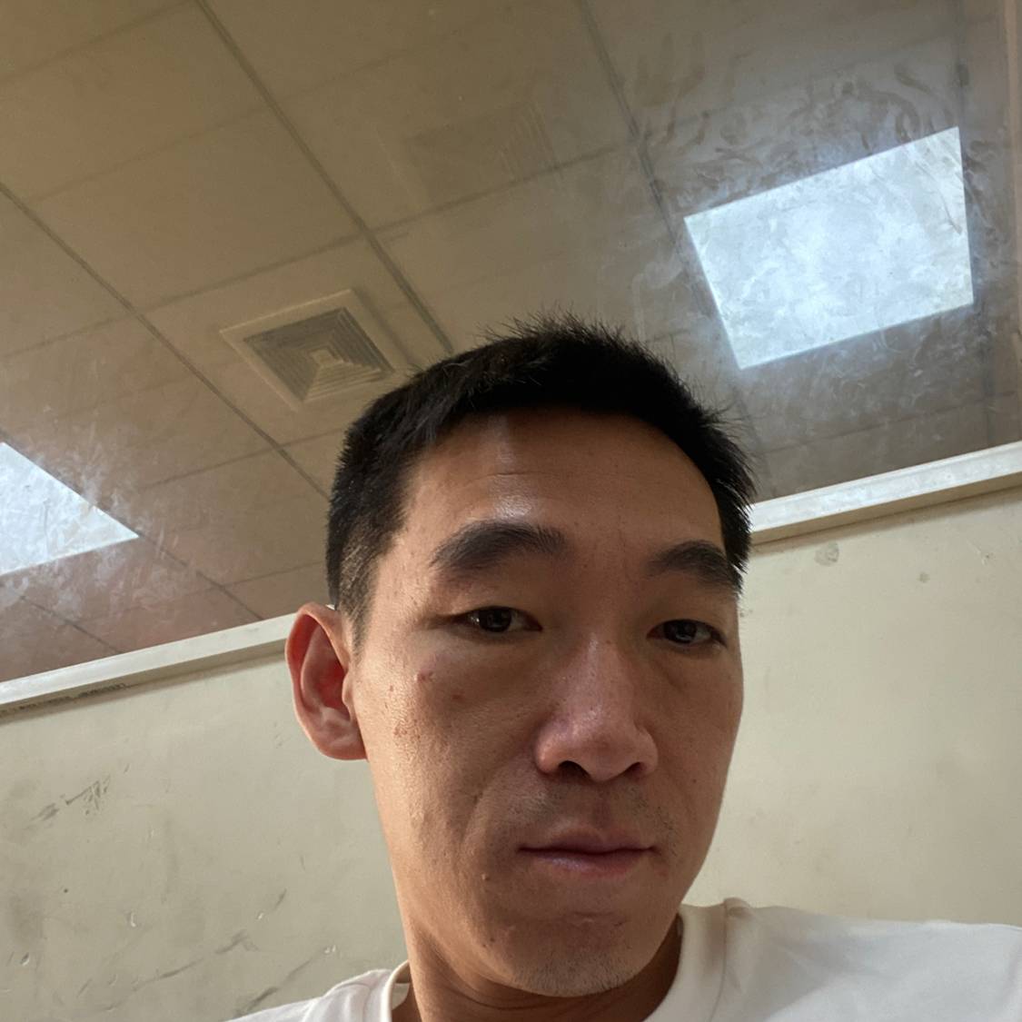 欣喜闻滑板的照片