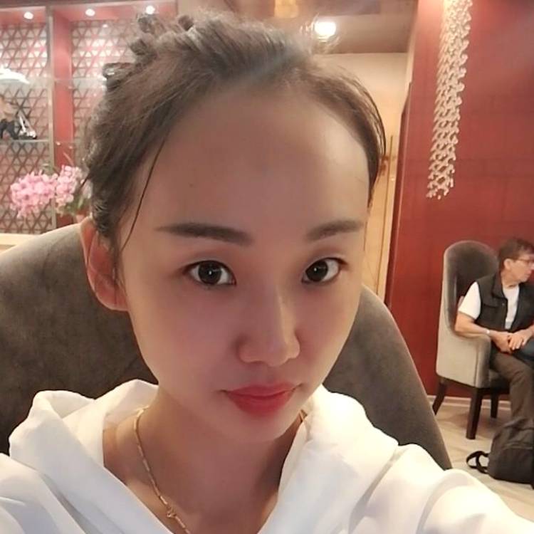 明媚深拥棉花糖的照片