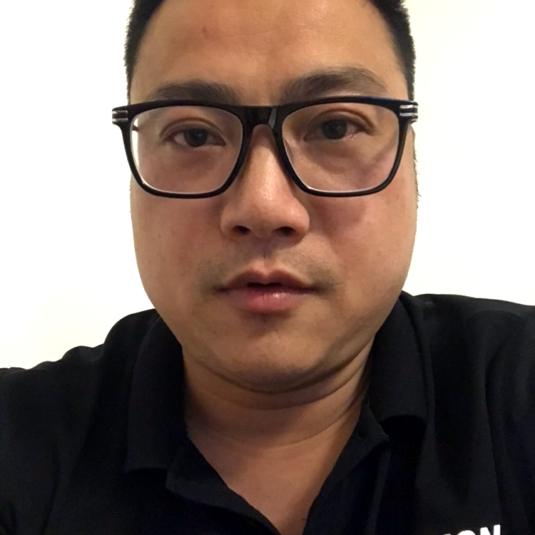 结实深拥小蘑菇的照片
