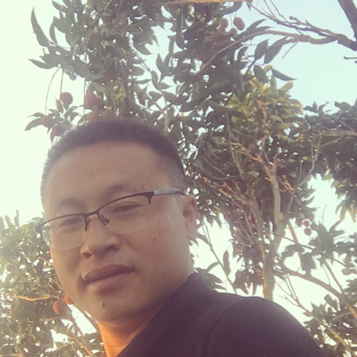 温情工程男的照片