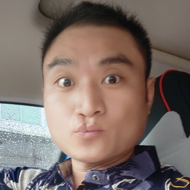 懵懂回首美女的照片