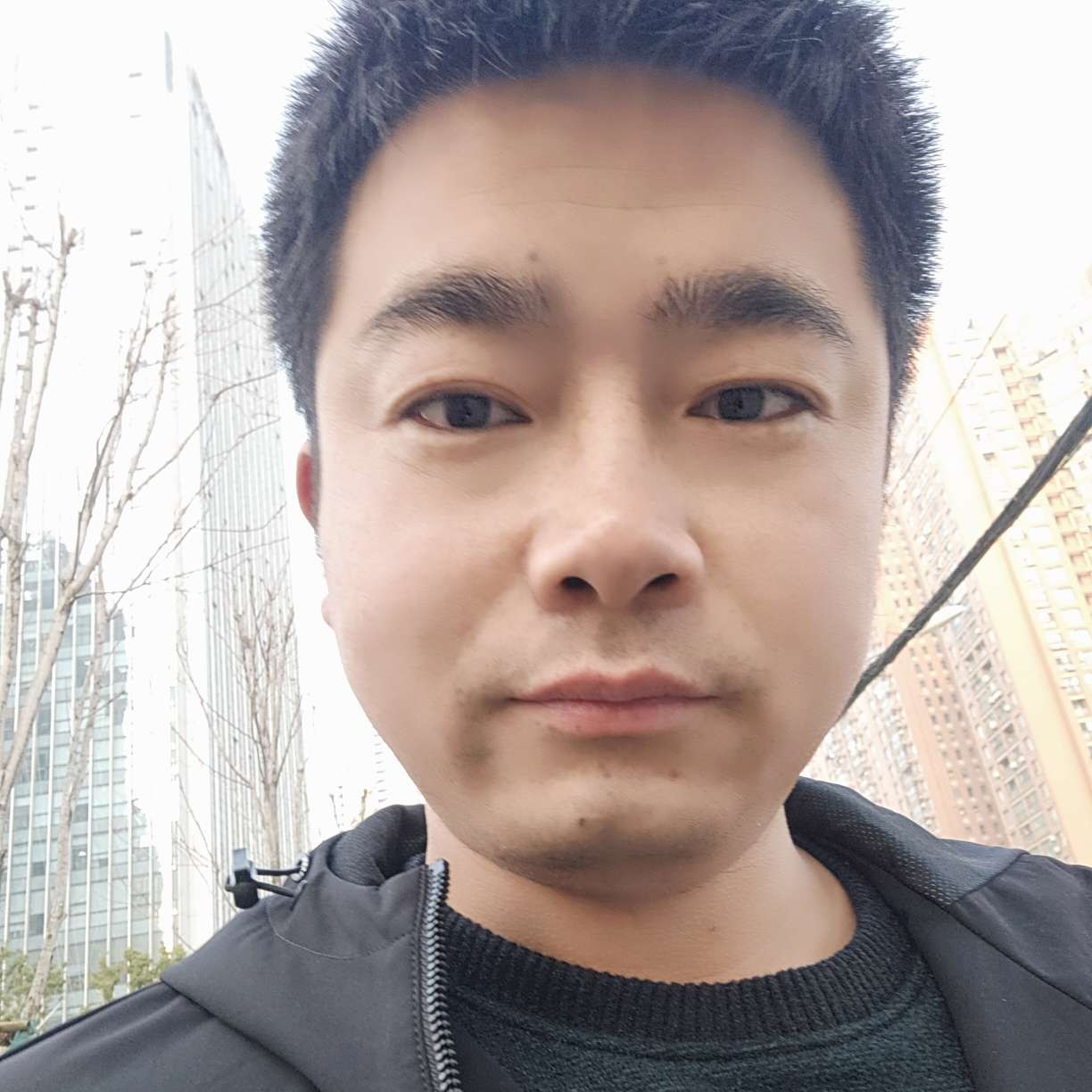 俊逸挽手萝莉的照片