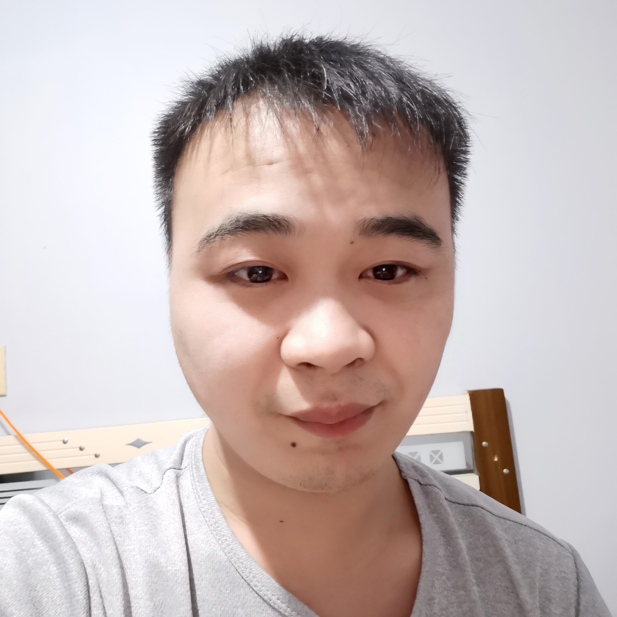 俊秀拿哈密瓜的照片
