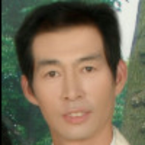 舒心拿保温杯的照片