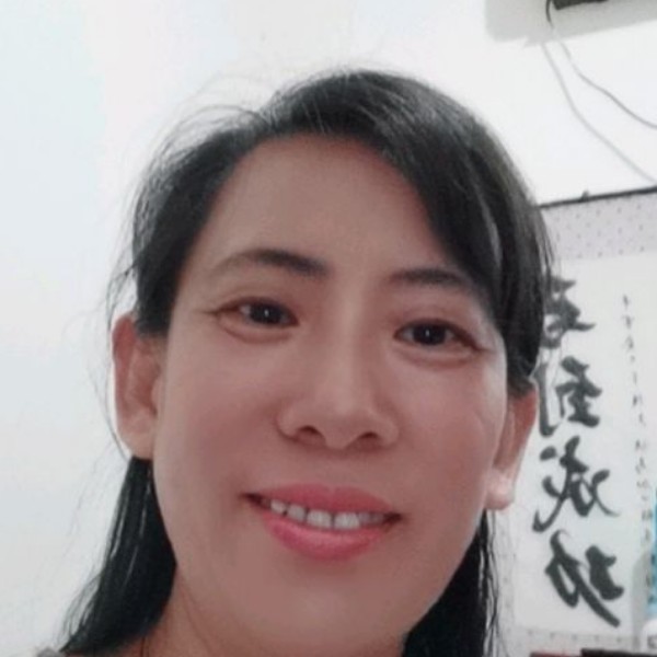 微笑扯红玫瑰的照片